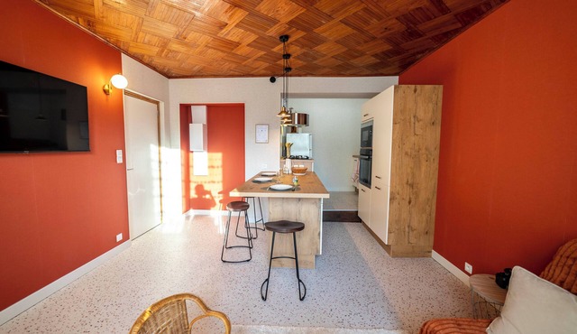 Cosy, fully-equipped apartment in the heart of the village. Pets welcome!