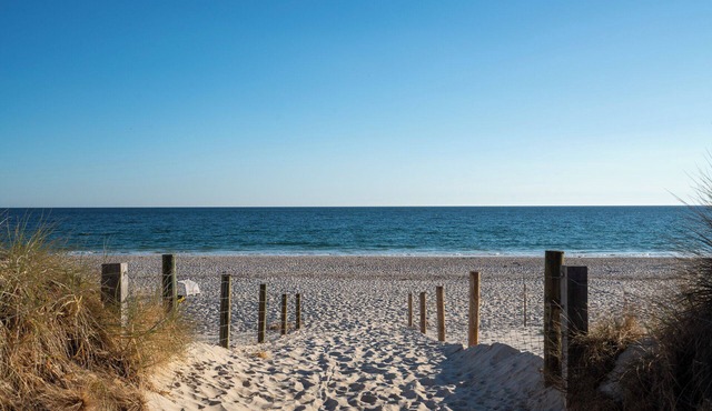 Cosy, fully-renovated apartment with ocean views and 1-minute walk to the beach