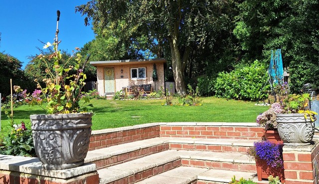 Cosy Garden Cabin AND Breakfast AND PET Friendly