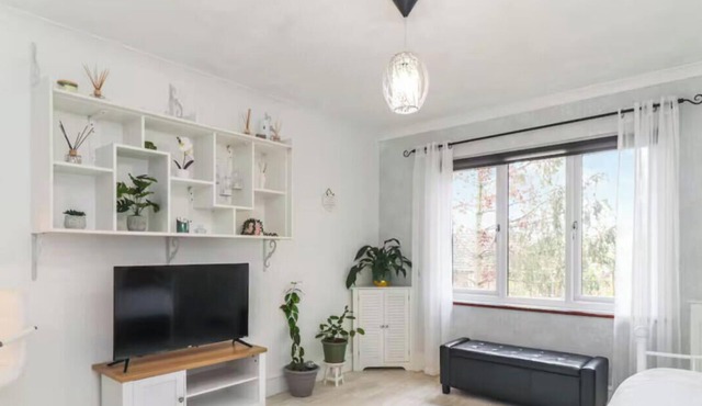 Cosy Garden Flat with Free Parking & Fast London Links | Sleeps 3