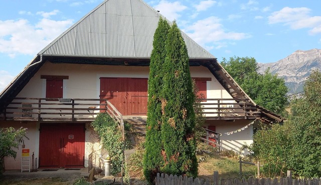 Cosy garden-level T2 apartment in village farmhouse, near lake and mountains