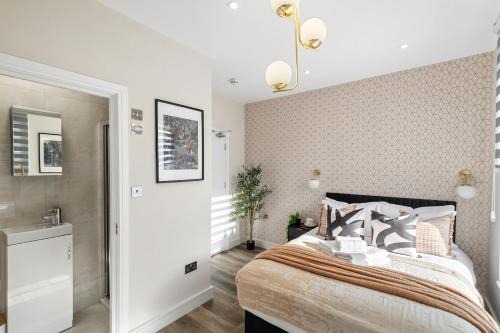 Cosy Gem next North Mid Hospital & Hotspur Stadium