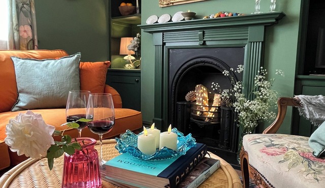 Cosy Georgian cottage, very central, newly renovated, with a courtyard, sleeps 3