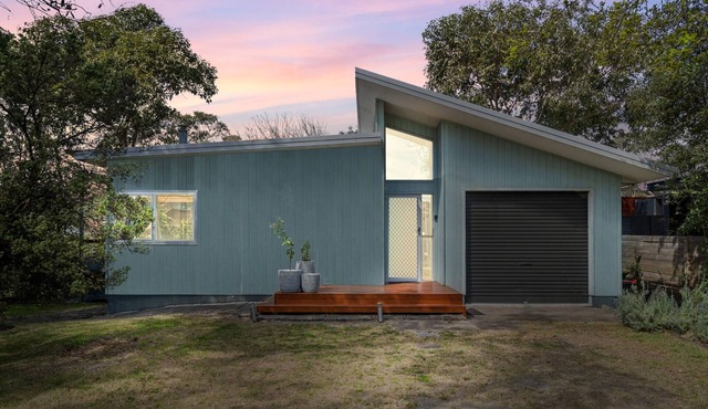 Cosy Getaway with Fireplace and Spacious Backyard