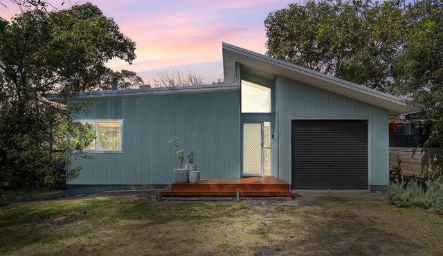 Cosy Getaway with Fireplace and Spacious Backyard
