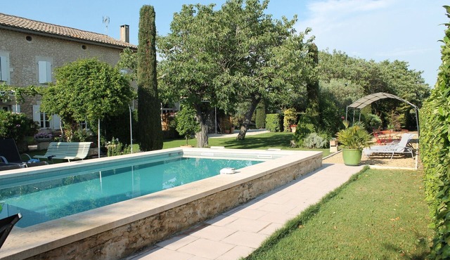 Cosy gîte close to the Luberon with swimming pool.