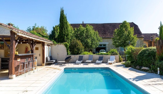 Cosy gîte with heated pool and jacuzzi