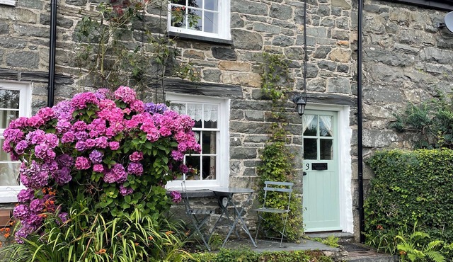 Cosy Grade 2 listed cottage in Snowdonia