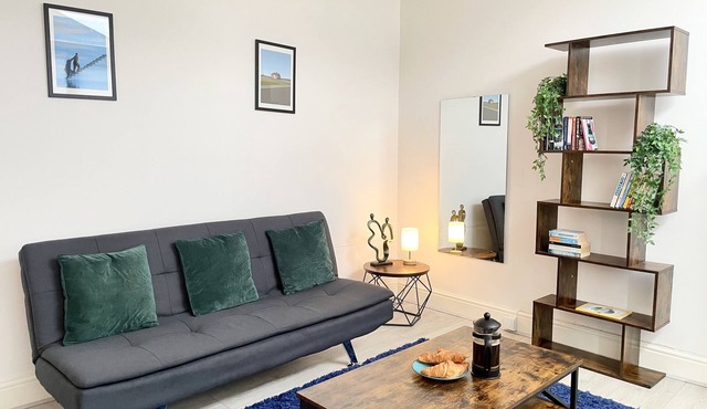 Cosy ground floor prenton flat close to Liverpool and Tranmere Football Club