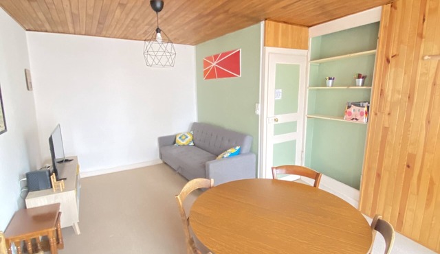 Cosy house in the heart of the village with bakery and pharmacy.