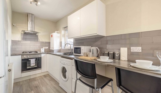 Cosy Heathrow Apartment - Free Parking