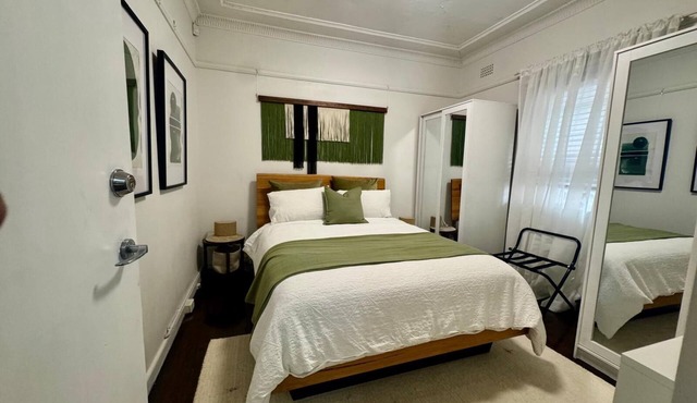 Cosy Hidden Gem with History. Next to Park. Pet Friendly.