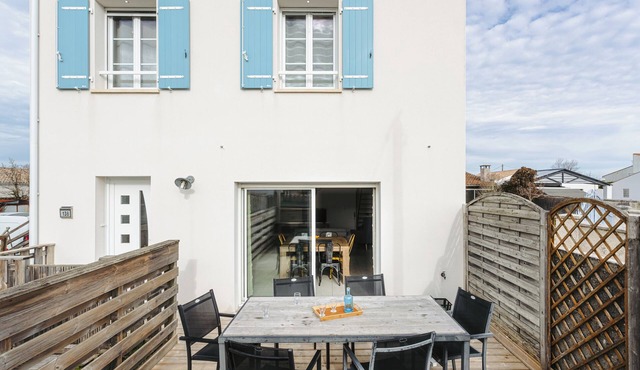 Cosy Holiday Home with Private Terrace, Ideal for Family or Friends – Sleeps 6