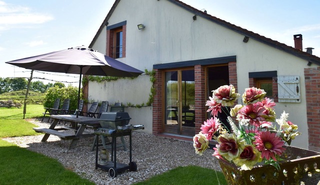 Cosy Holiday Home in Oussoy-en-Gâtinais with Library