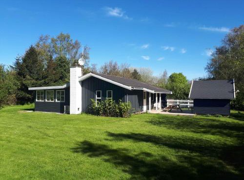 Cosy Holiday Home - 300 Meter From The See