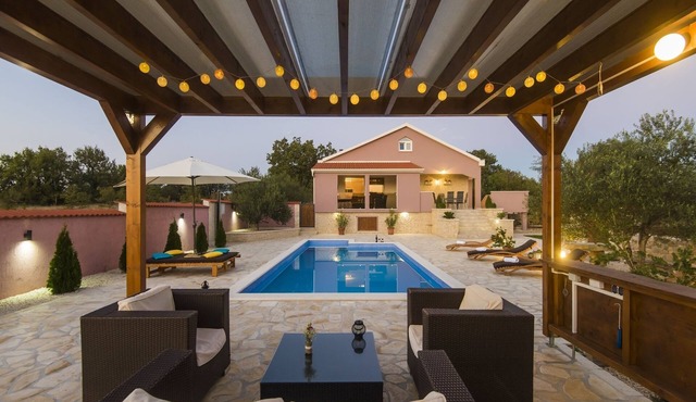 Cosy Holiday Home in Policnik with Pool
