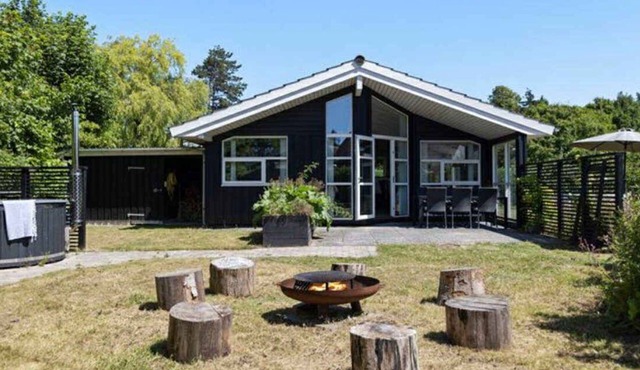Cosy holiday home near beach and play