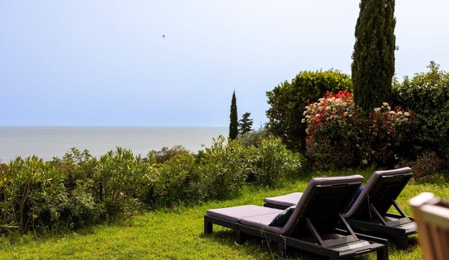 Cosy holiday home with magnificent view in the hills of Agay