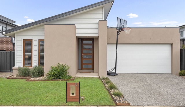Cosy home by the bay