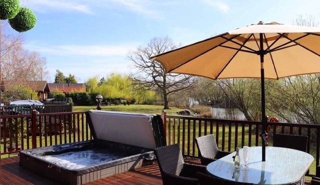 Cosy home from home Wooden lodge with large hottub overlooking a fishing lake