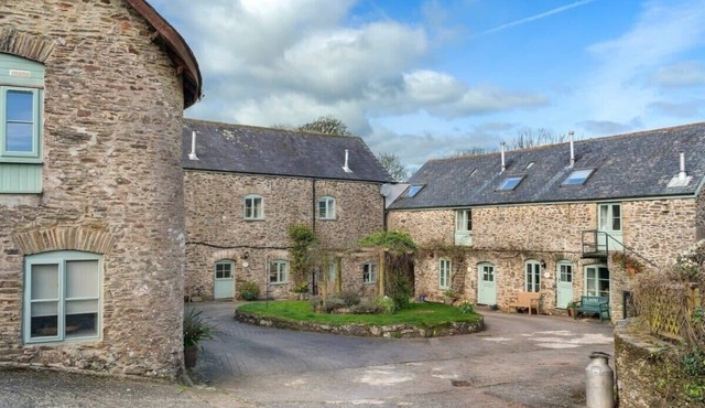 Cosy Home, Huge Garden w/Lake, BBQs & Seating