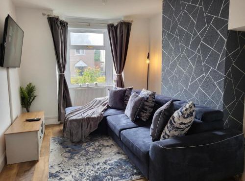 Cosy Home Ideal for Business, Contractors, Families near Walsgrave Hospital, Shops and M6, A46, Free Parking