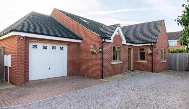 Cosy Home in Gloucester-4 Bedrooms-Sleeps 10-Parking for 4 Cars