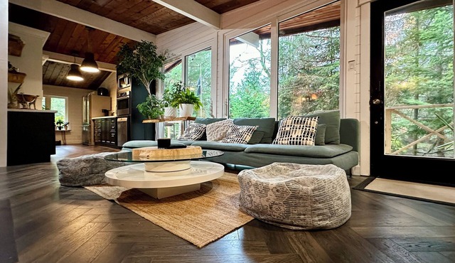 Cosy Home on the River. Pet-friendly, Hot Tub, Fast Wifi, Wood Fireplace.