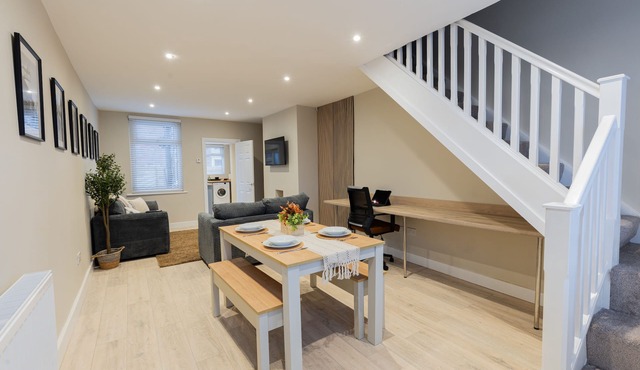 Cosy House in Runcorn: Perfect for Families & Business Travelers! Free Parking