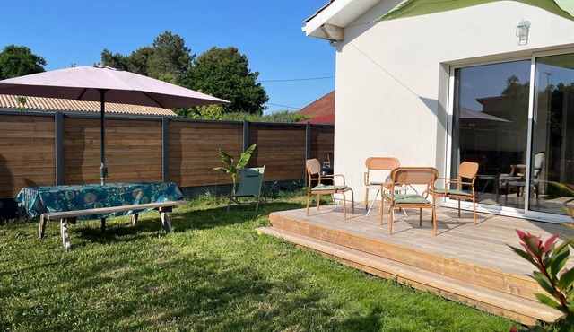 Cosy house in the heart of Le Porge with garden, close to amenities.