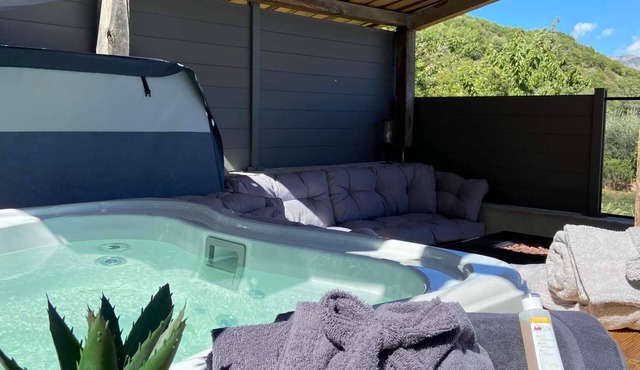 Cosy house l'antre deux Pierres with private jacuzzi between sky and sea