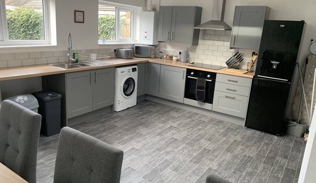 Cosy House sleeps up to 7. Contractors/Families