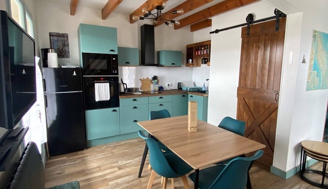 Cosy house with garden close to beaches and shops. Pets welcome