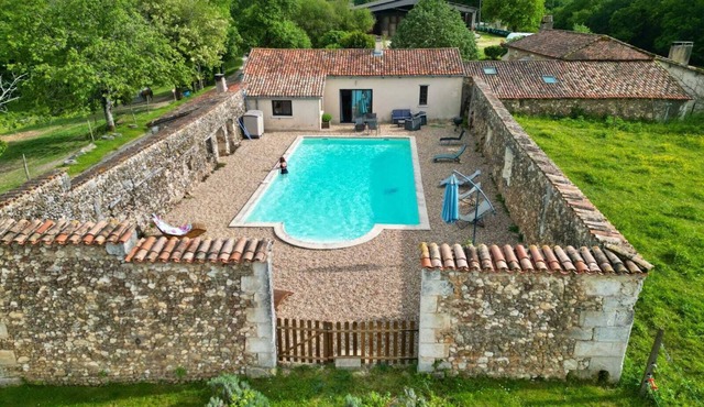 Cosy house with direct access to the pool. Pets welcome!