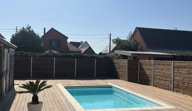 Cosy house with heated pool on the seafront