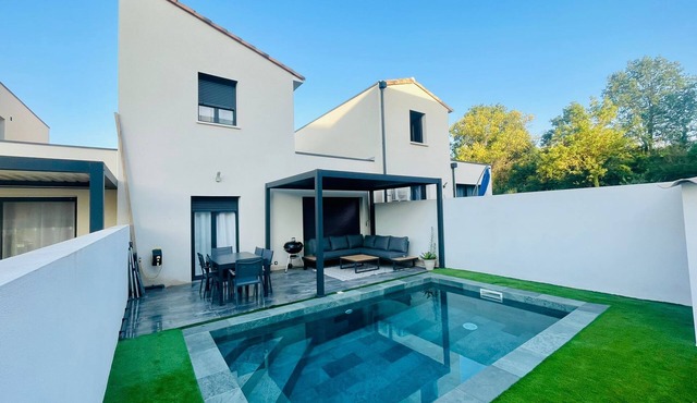 Cosy house with private pool close to beaches.