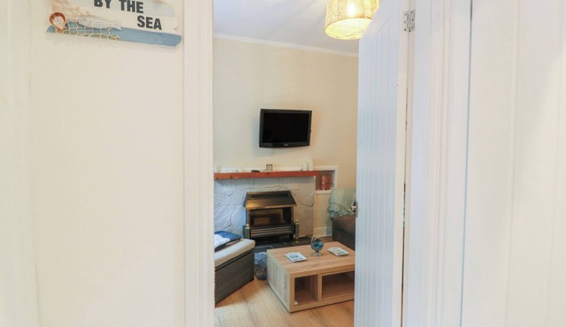 COSY IN, pet friendly, character holiday cottage in Millport
