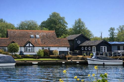 Cosy Island Cottage with Boat in Henley-on-Thames