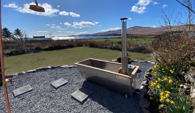 Cosy island cottage retreat for 2 with hot tub & sauna. Isle of Jura