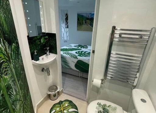 Cosy Jungle Cabin With Bathroom