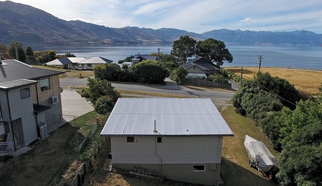 Cosy Kiwi Bach with lake views | Close to ski fields | 1 minute walk to the lake