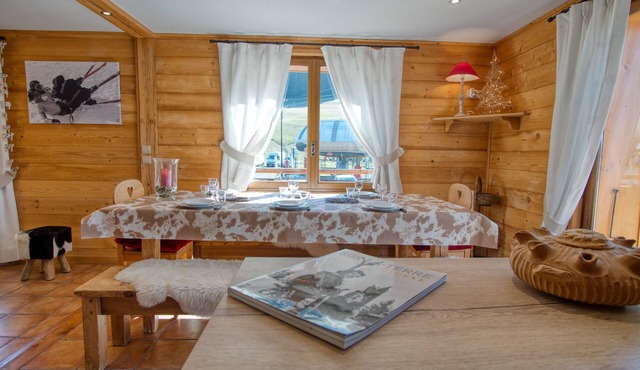 Cosy Lodge Charvin 1350m, at the foot of the slopes.