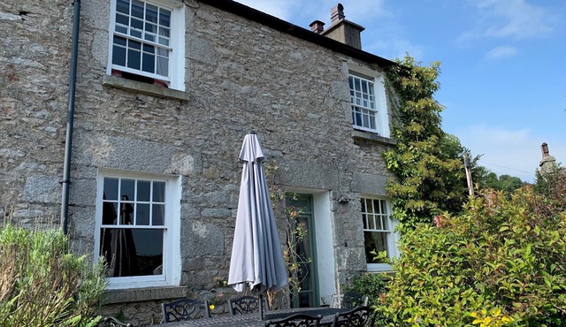 Cosy Lakeland Cottage with jacuzzi bath, log fires and a 4 poster bed.