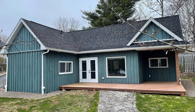 Cosy lakeside cottage retreat w/king bed, minutes from airport or downtown.