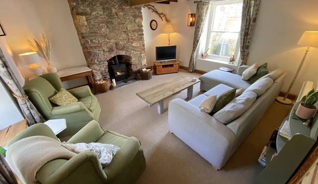 Cosy lakeside cottage in the heart of the village