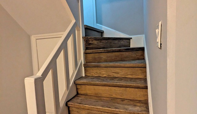 Cosy large 2-bedroom basement apartment in Corso Italia, Toronto with WiFi, AC