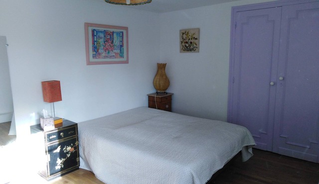 Cosy, light lavender-colored room, rated 3*.