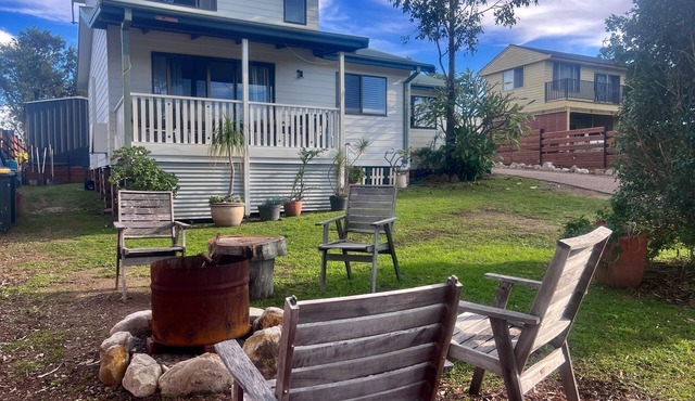 Cosy little cottage in Brightwaters NSW close to the shores of Lake Macquarie.