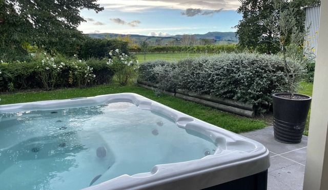 Cosy little getaway with amazing hot tub and wineries on your doorstep