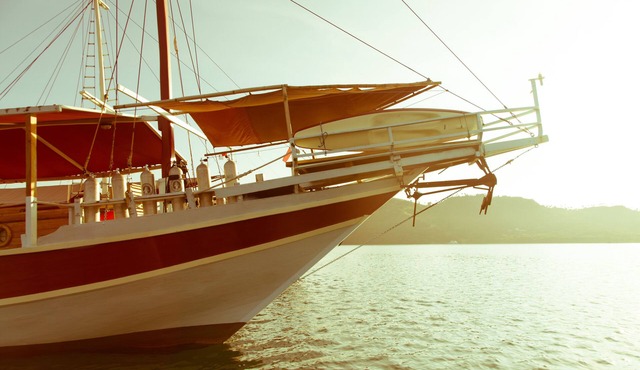 Cosy liveaboard with AC for small groups, Komodo National Park